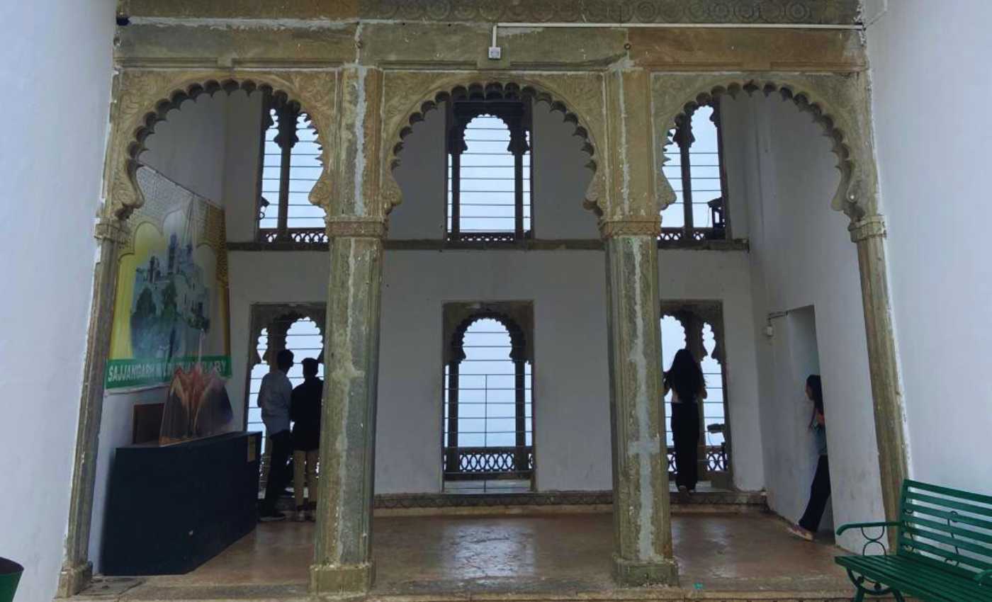 sajjan garh palace