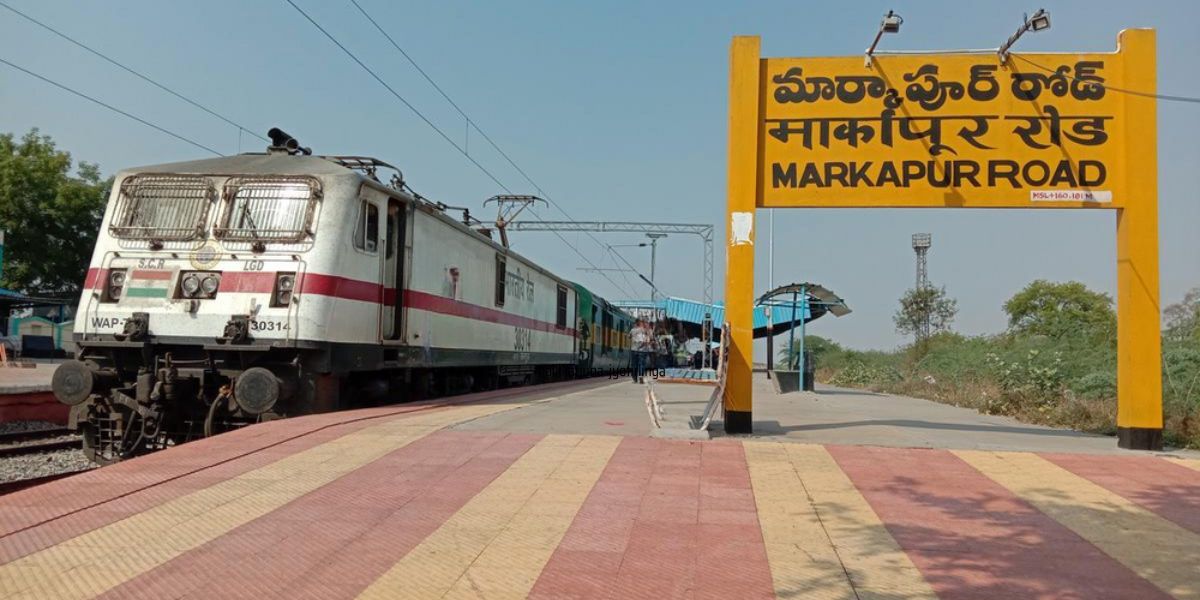 train at markapur road railway station